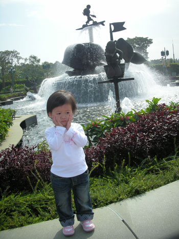 gal/1 Year and 11 Months Old/Disneyland11.jpg